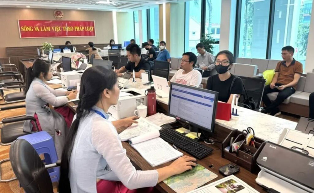 Người dân đến làm việc tại Trung tâm Phục vụ hành chính công phường Nghĩa Đô, thành phố Hà Nội.