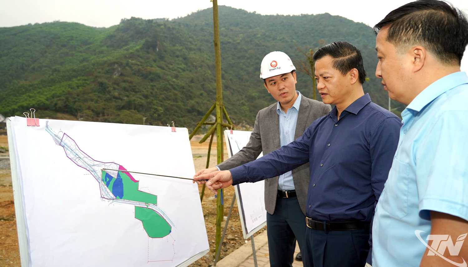 太原省人委会省长王国俊对设在佐梅乡广朱工业群的技术基础设施的投资建设进度进行实地检查。