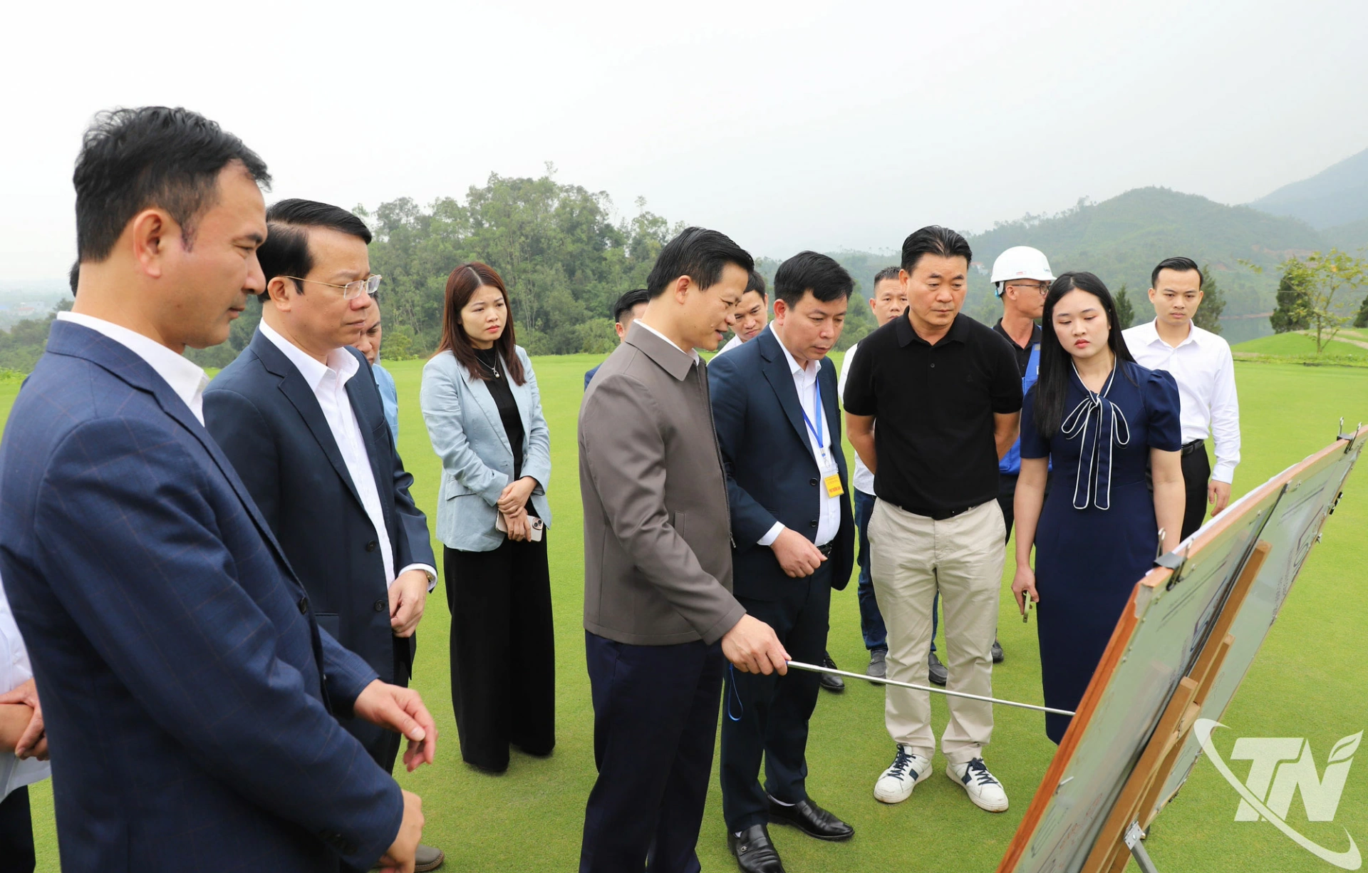 省人委会省长检查荣耀高尔夫球场项目。 