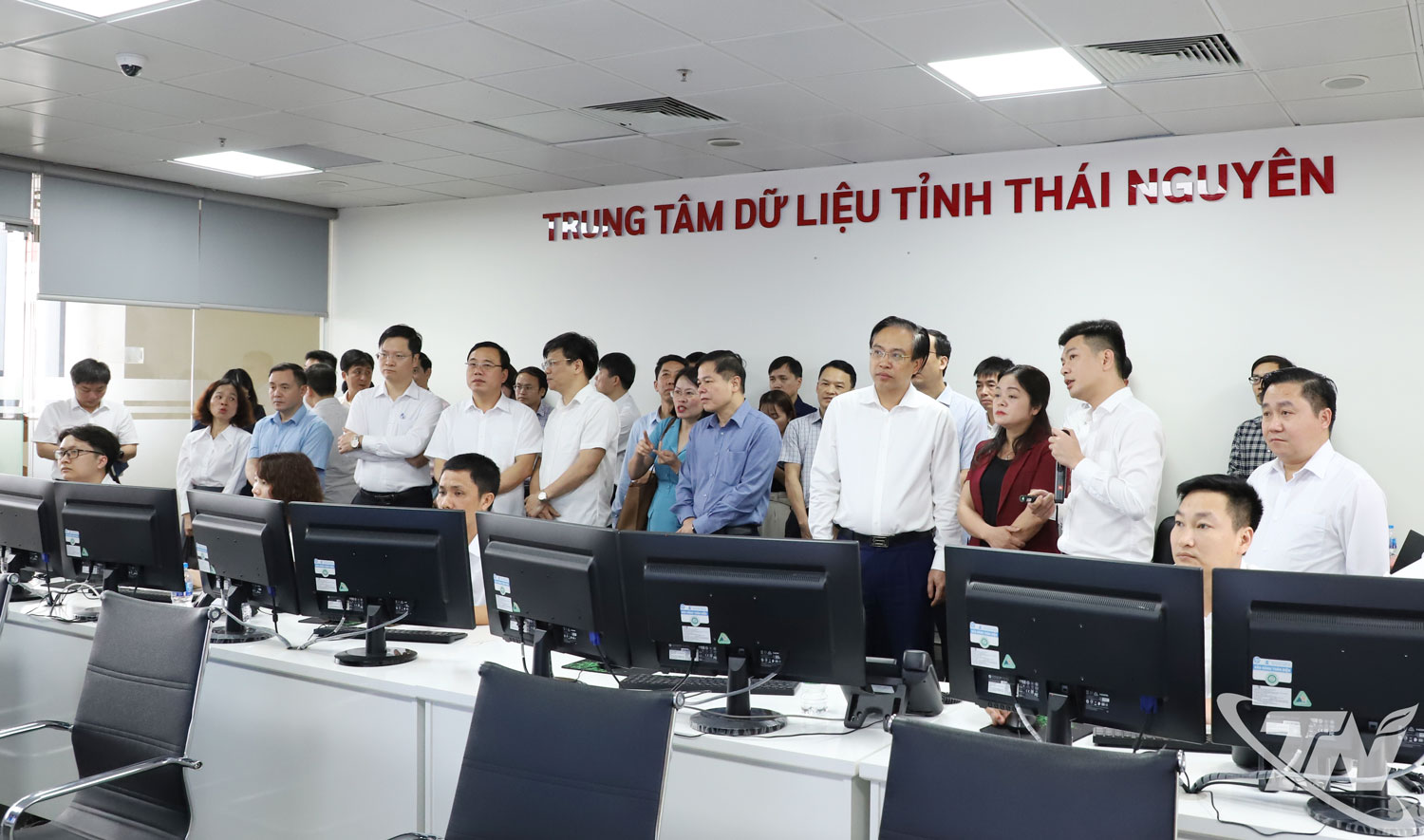 Delegates visit the Thai Nguyen Provincial Data Center.