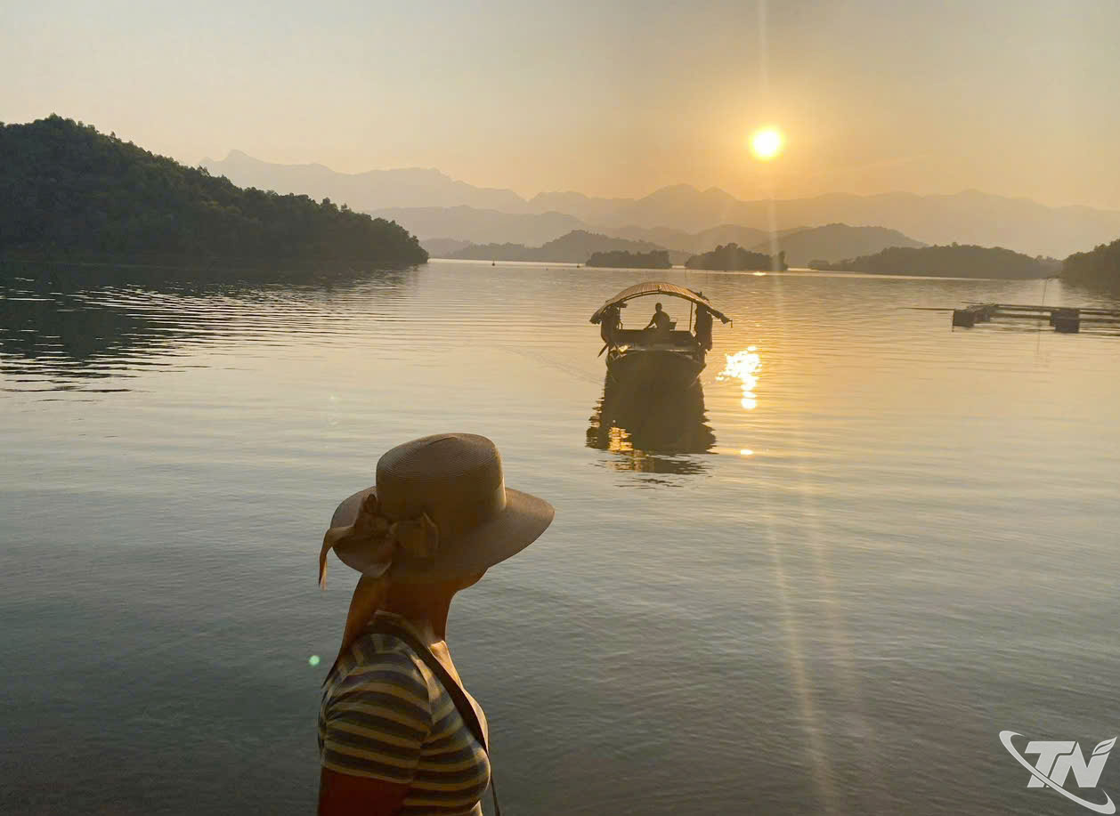 Hồ Núi Cốc là một trong những điểm thu hút khách du lịch đến thăm quan.