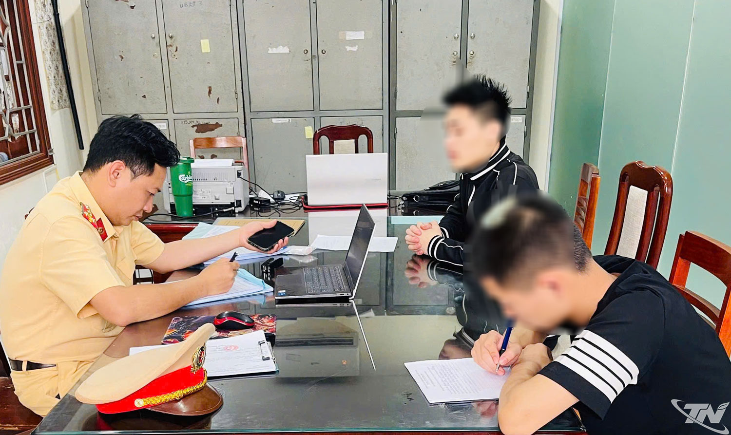 Lực lượng CSGT làm việc với người và phương tiện vi phạm.