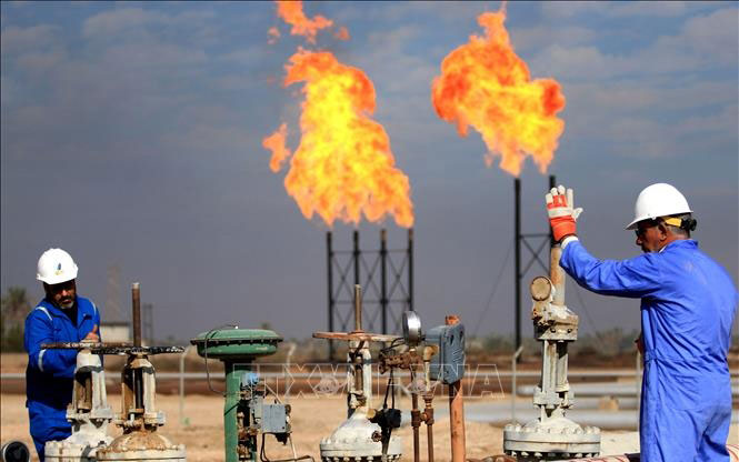 Công nhân làm việc tại một cơ sở khai thác dầu ở Basra, Iraq. Ảnh: TTXVN