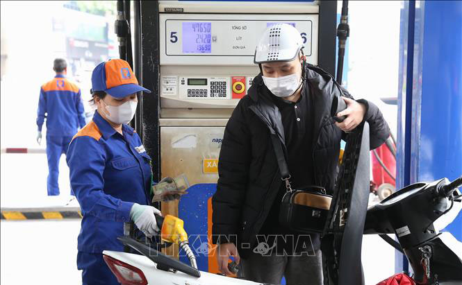 Xăng tiếp tục tăng giá từ 23 giờ 45 phút ngày 10/3. Ảnh: TTXVN