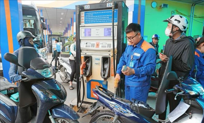 Giá xăng dầu tiếp tục giảm, xăng RON95-III giảm hơn 5.600 đồng/lít