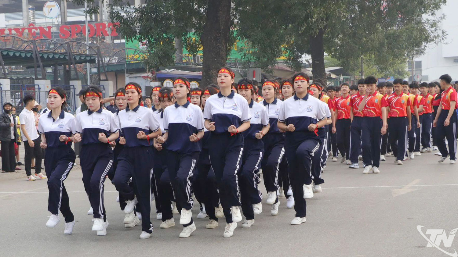 Giải chạy nhằm động viên đông đảo các tầng lớp nhân dân tham gia tập luyện thể dục thể thao hưởng ứng cuộc vận động “Toàn dân rèn luyện thân thể theo gương Bác Hồ vĩ đại”. Ảnh T.L