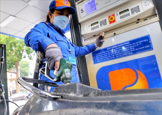 Giá xăng dầu trong kỳ điều hành ngày 7/3, giá xăng RON95-III tăng 4.700 đồng/lít; giá xăng E5RON92 tăng 3.780 đồng/lít; giá dầu diesel tăng 7.200 đồng/lít; dầu hỏa tăng 8.490 đồng/lít và mặt hàng dầu mazut kỳ này tăng 3.830 đồng/lít so với kỳ điều hành ngày 5/3.