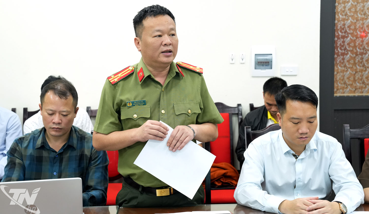 Thành viên Ban tổ chức thảo luận tại cuộc họp.