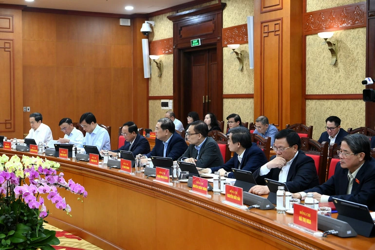 Các đồng chí lãnh đạo Đảng, Nhà nước và các đại biểu tham dự Phiên họp.