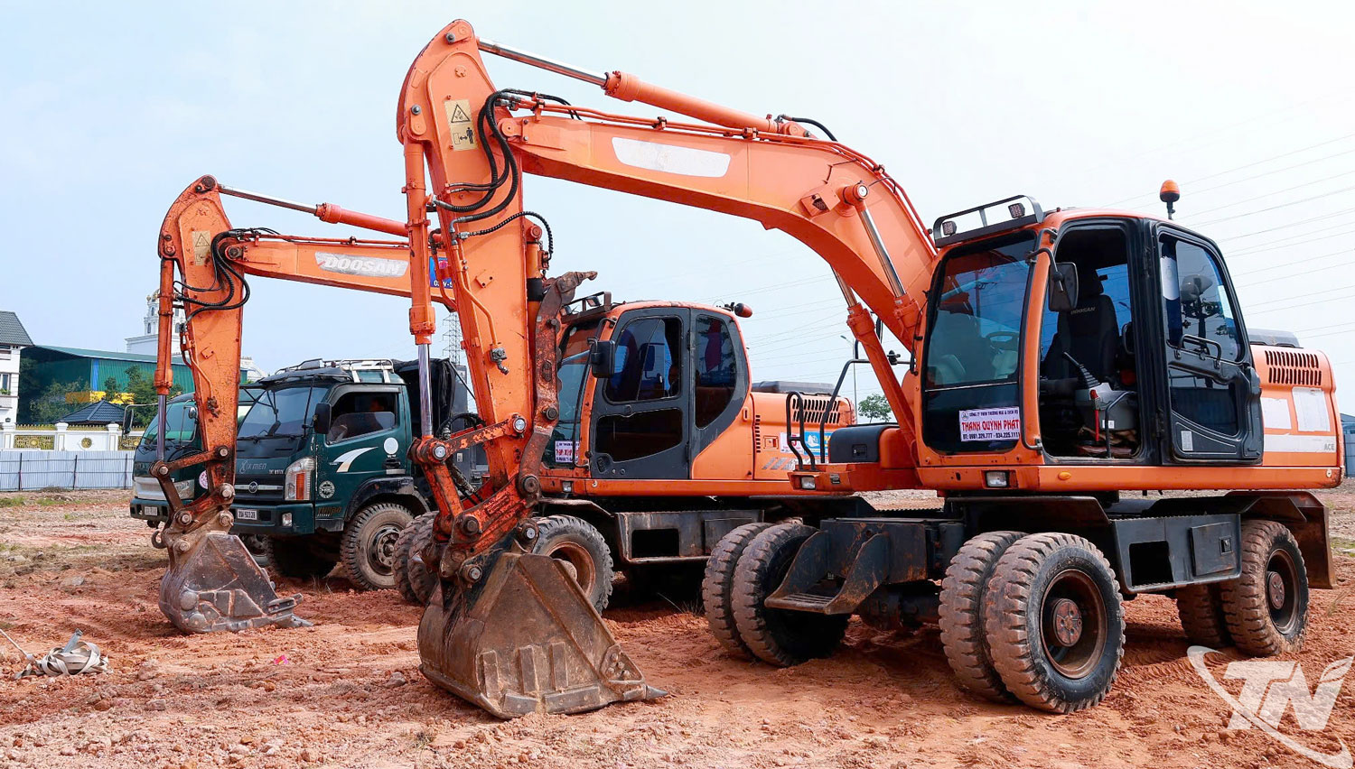 Phương tiện, máy móc được huy động để khởi công Dự án.