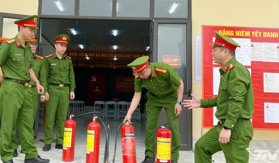 Kiểm tra các điều kiện an toàn phòng cháy, chữa cháy tại địa điểm bỏ phiếu khu vực bầu cử số 9 (Nhà văn hóa xóm An Long, xã Đại Phúc).