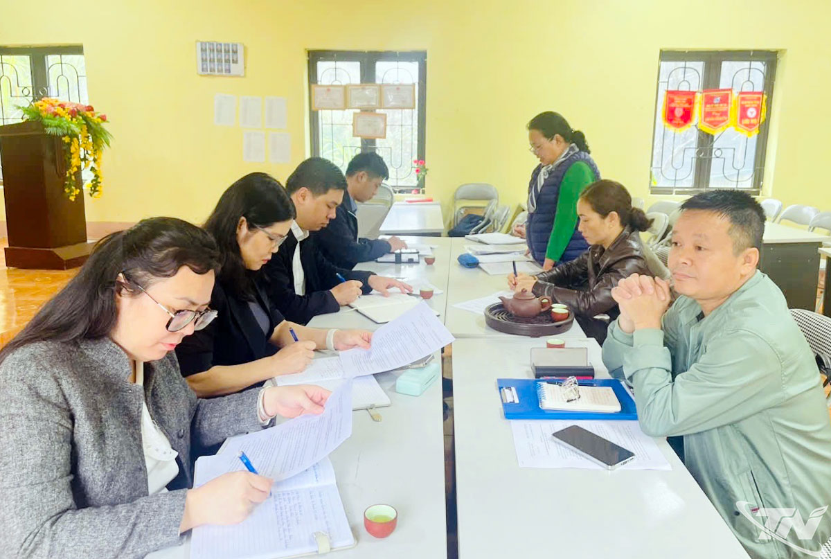 Lãnh đạo xã Chợ Mới làm với đại diện thôn Đồng Luông về tình hình tín ngưỡng, dân tộc, tôn giáo.