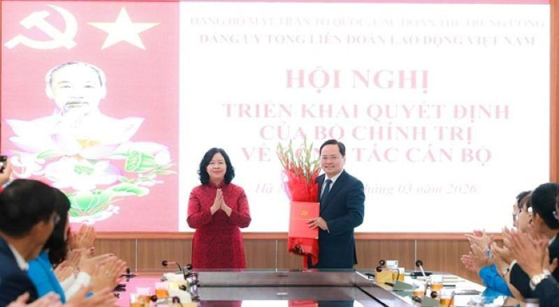 Đồng chí Bùi Thị Minh Hoài chúc mừng đồng chí Nguyễn Anh Tuấn.