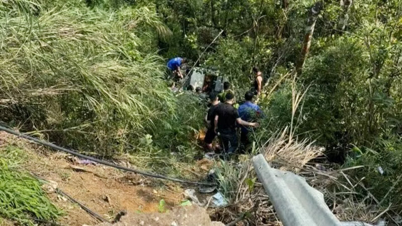 Lực lượng chức năng và người dân tìm cách đưa các nạn nhân lên khỏi vực. (Ảnh: Người dân cung cấp)
