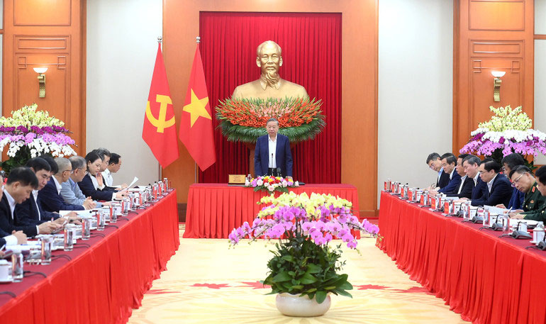 Tổng Bí thư Tô Lâm chủ trì làm việc với các Tổ Biên tập về tổng kết 100 năm Đảng lãnh đạo cách mạng Việt Nam và 40 năm thực hiện Cương lĩnh xây dựng đất nước trong thời kỳ quá độ lên Chủ nghĩa xã hội.