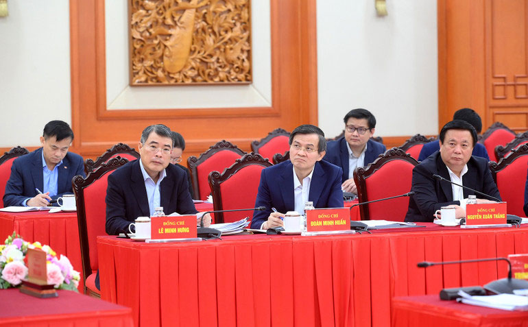 Các đồng chí lãnh đạo và các đại biểu tham dự cuộc làm việc.