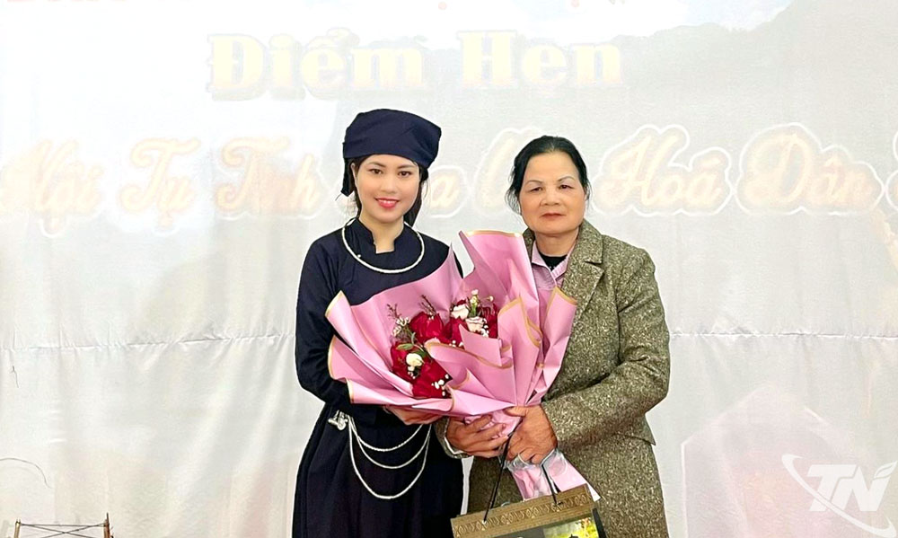 Nghệ nhân dân gian Nguyễn Thị Èn (người bên phải) tại buổi triển khai nhiệm vụ của Câu lạc bộ di sản văn hóa Then.