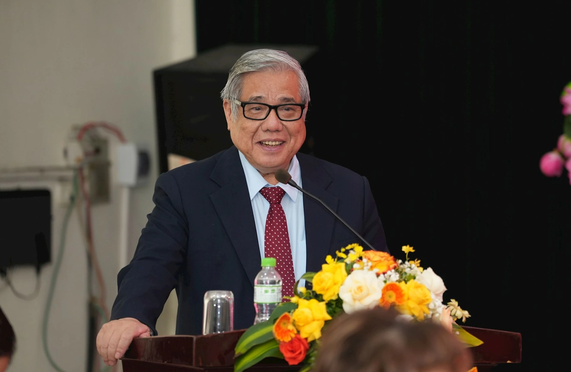 GS.TSKH Vũ Minh Giang, Phó Chủ tịch Hội Khoa học Lịch sử Việt Nam, Ủy viên Hội đồng Di sản văn hóa Quốc gia phát biểu tại hội thảo. Ảnh: N.M