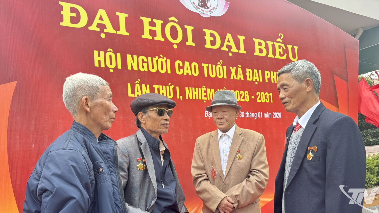 Ông Lê Thanh Bình (ngoài cùng bên phải) trò chuyện với các hội viên Hội Người cao tuổi xã Đại Phúc.