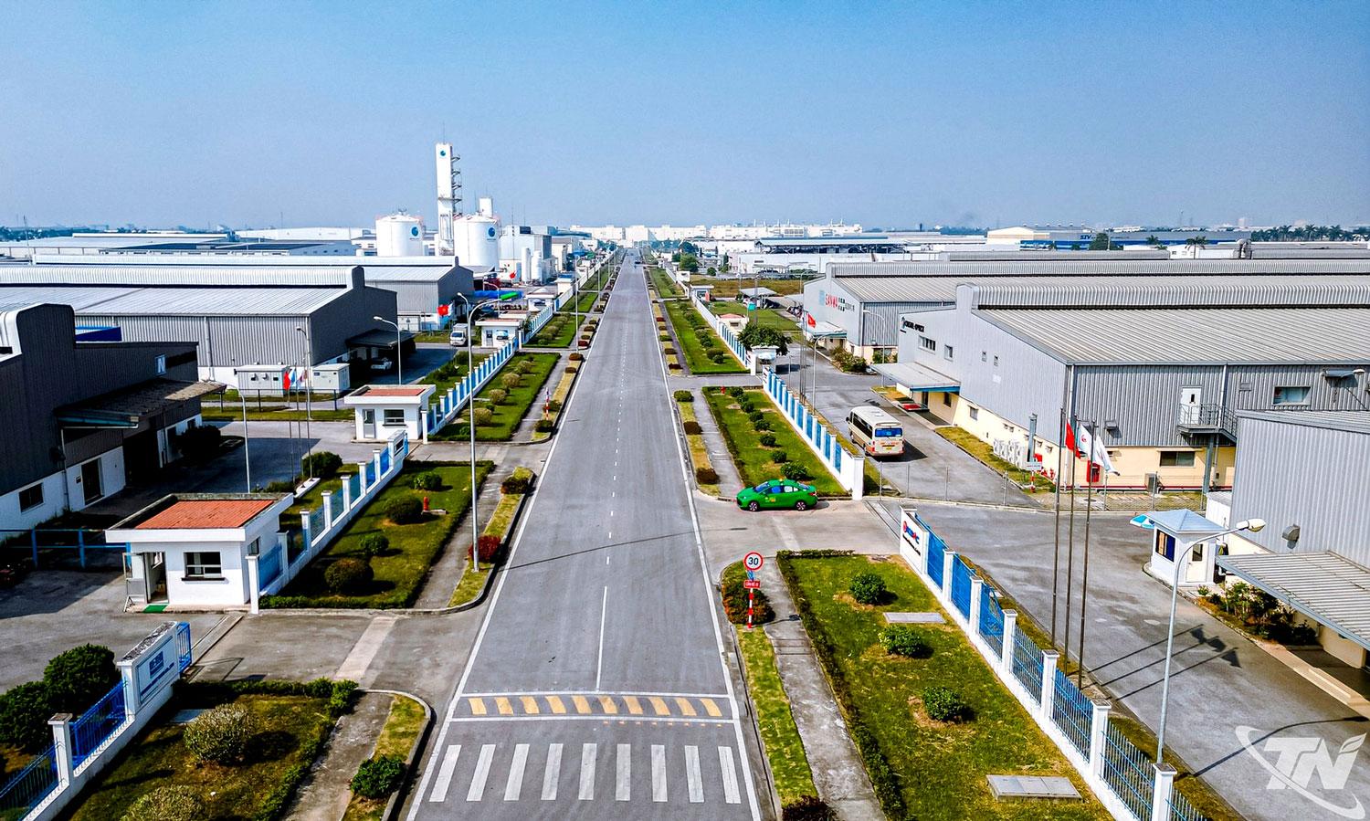 Hiện nay, các khu công nghiệp trên địa bàn 
tỉnh có 359 dự án còn hiệu lực, gồm 188 dự 
án FDI với tổng vốn đăng ký trên 11,456 tỷ 
USD và 171 dự án DDI với tổng vốn đăng ký 
trên 54.540 tỷ đồng.