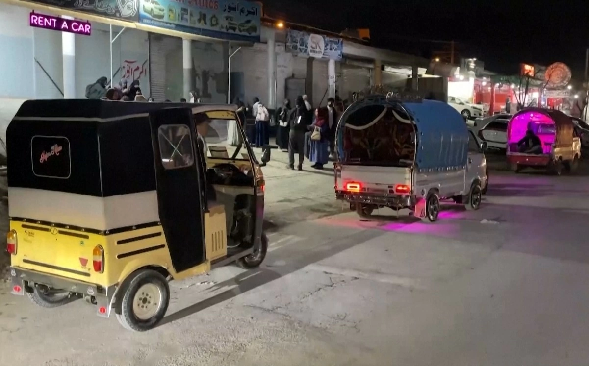 Công dân Pakistan bắt đầu sơ tán khỏi Iran trở về nước.