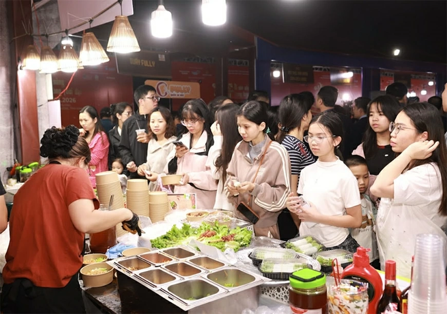 Đông đảo người dân thưởng thức phở tại chương trình.