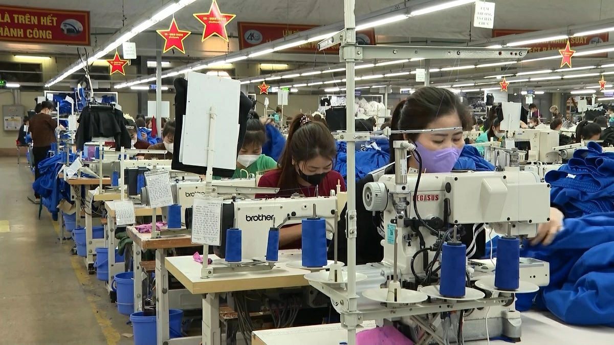 의류 산업은 전년 동기 대비 십점오 퍼센트 증가했으며, 여러 기업이 이미 삼 분기까지의 수출 주문을 확보한 상태입니다.