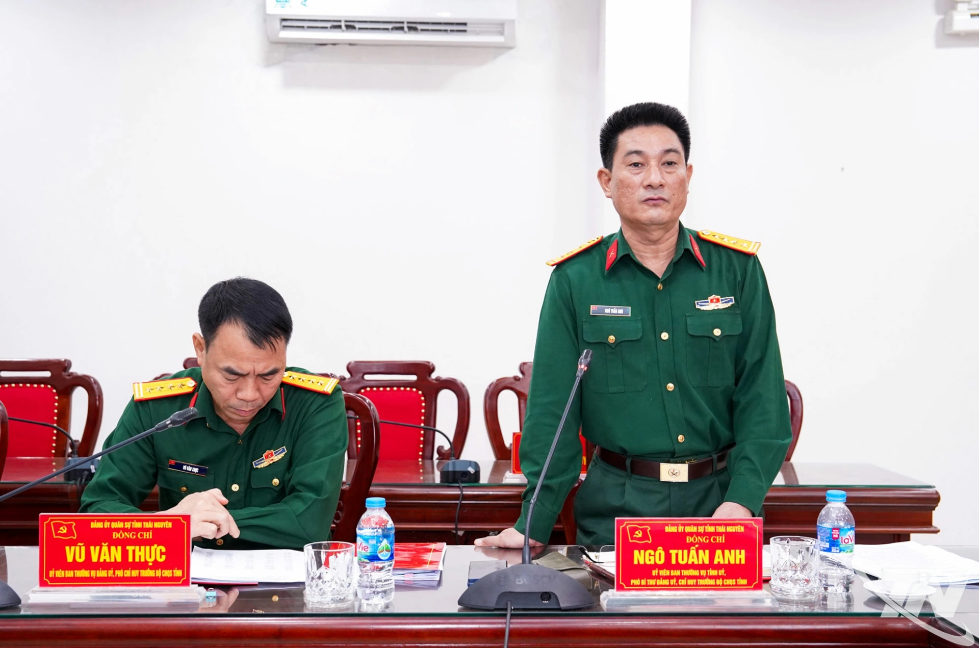 Đại tá Ngô Tuấn Anh, Ủy viên Ban Thường vụ Tỉnh ủy, Chỉ huy trưởng Bộ Chỉ huy Quân sự tỉnh, phát biểu tại Hội nghị.