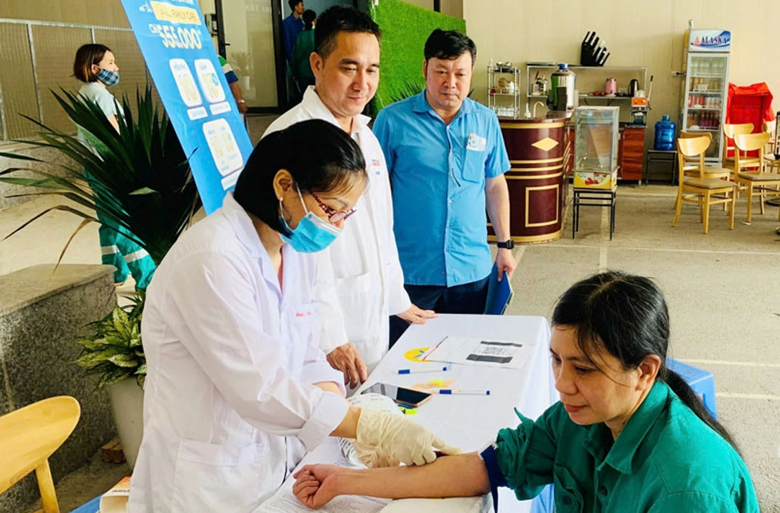 Người lao động của Công ty TNHH Ván ép Việt Bắc được khám sức khỏe miễn phí.