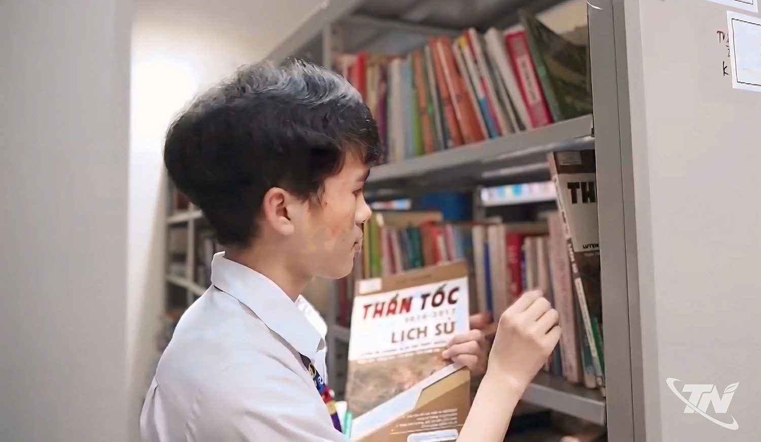 Thư viện là nơi bạn Sùng A Chua, Trường Phổ thông Vùng cao Việt Bắc
tìm hiểu lịch sử.