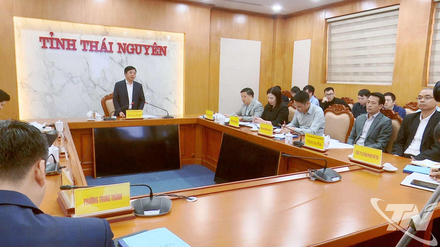 Mr. Bui Van Luong, Standing Vice Chairman of the People’s Committee of Thai Nguyen Province, chaired a meeting.