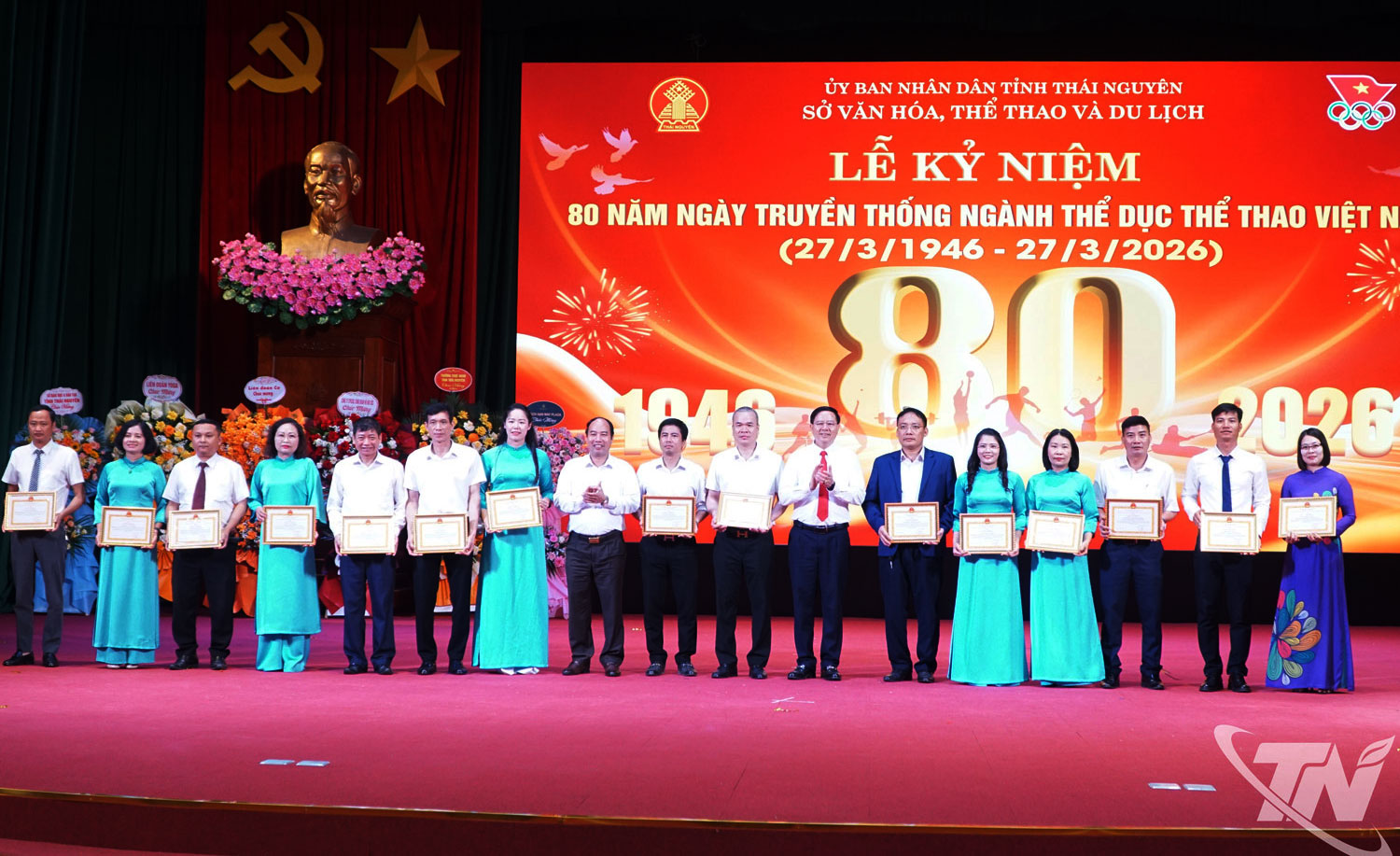 Lãnh đạo Sở Văn hóa, Thể thao và Du lịch tặng Giấy khen cho các cá nhân có thành tích xuất sắc trong sự nghiệp phát triển thể dục thể thao của tỉnh.