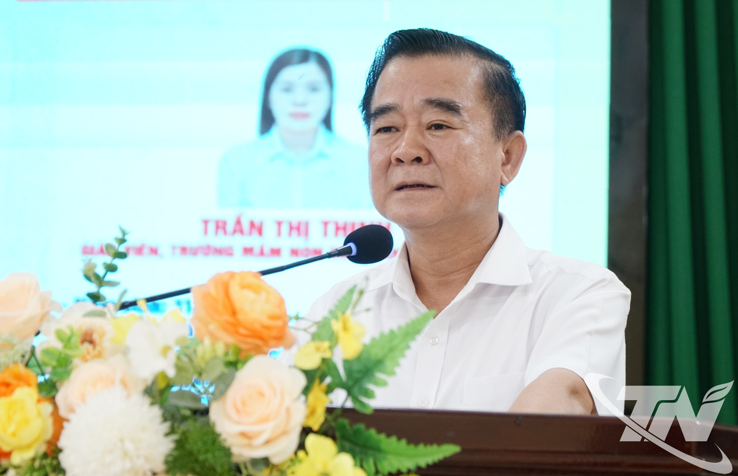 Đồng chí Đỗ Đức Công, Ủy viên Ban Thường vụ Tỉnh ủy, Phó Chủ tịch Thường trực HĐND tỉnh trình bày chương trình hành động trước cử tri xã Văn Lăng.