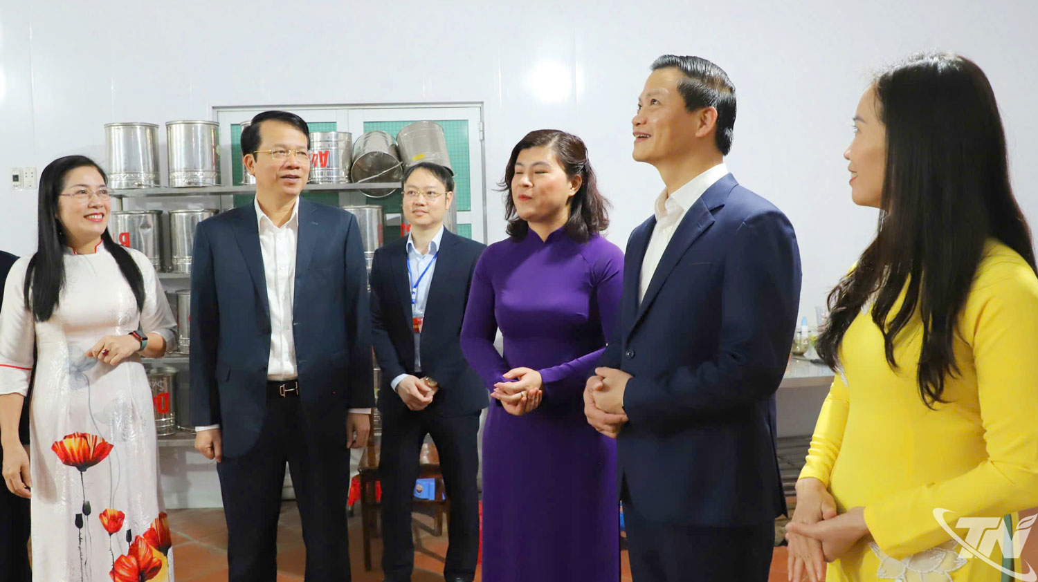 Đồng chí Chủ tịch UBND tỉnh Vương Quốc Tuấn kiểm tra khu vực bỏ phiếu số 39 tại Trường Mầm non 19-5.