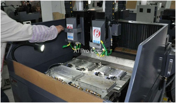 Đèn LED máy CNC giúp tăng độ chính xác trong gia công.