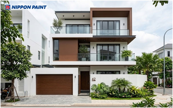 Mặt tiền nhà phố sơn tường màu kem phối nâu nổi bật.