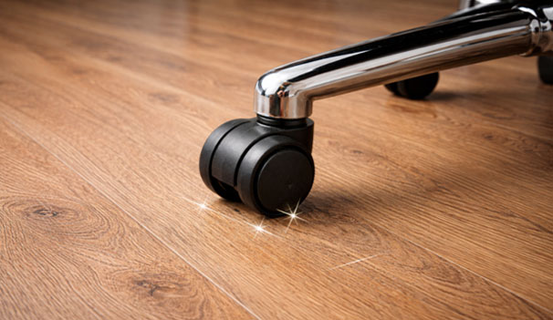 Mặt sàn gỗ chống trầy AC3 chịu được tác động của chân ghế có bánh xe.