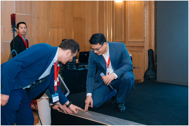 Ông Trần Quang Hội phát biểu cảm nghĩ trong buổi talkshow về sàn gỗ.