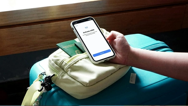 Người sử dụng quét mã QR kích hoạt esim du lịch.