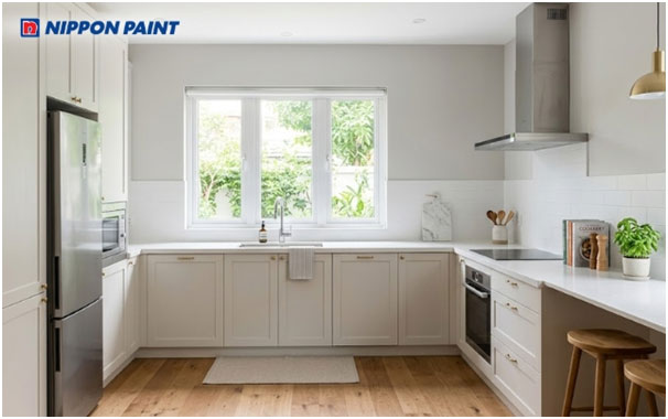 Màu xám trắng giúp khu bếp trông sạch sẽ, gọn gàng và hài hòa.