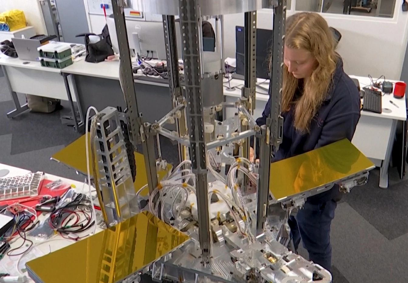 Công nghệ sử dụng hệ thống quang học tự căn chỉnh có thể mở ra để tích hợp một kính viễn vọng lớn vào một nền tảng vệ tinh nhỏ hơn.