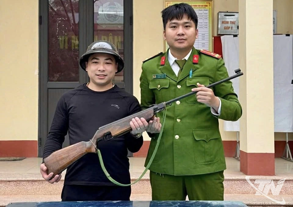 Người dân tự giác giao nộp vũ khí.