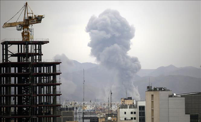 Khói bốc lên sau vụ không kích của Israel nhằm vào thủ đô Tehran, Iran ngày 10/3. Ảnh: Anadolu Agency/TTXVN