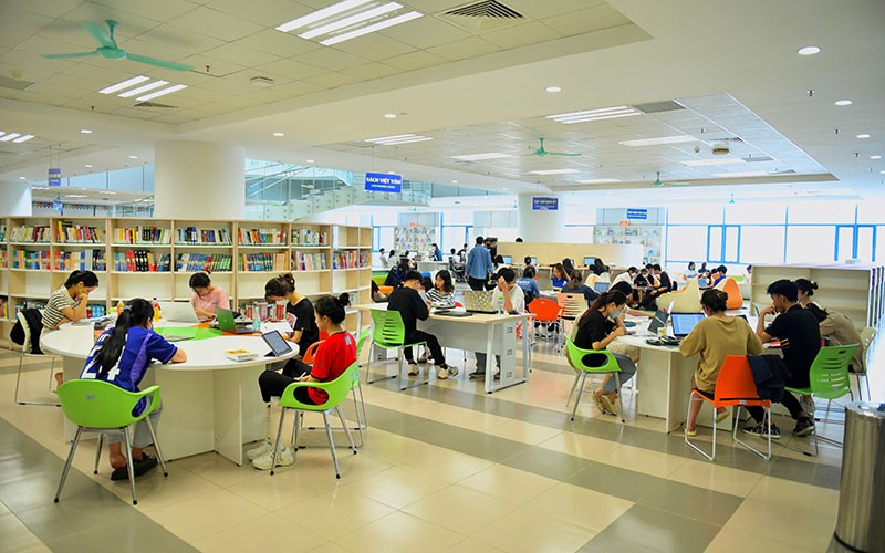 Sinh viên Trường đại học Kinh tế quốc dân tại Thư viện dùng chung của trường.