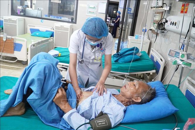 Bác sĩ Khoa Hồi sức cấp cứu - Bệnh viện Đa khoa Hùng Vương thăm khám cho bệnh nhân Trần Xuân Y., bị sốc phản vệ sau khi uống thuốc đông y.