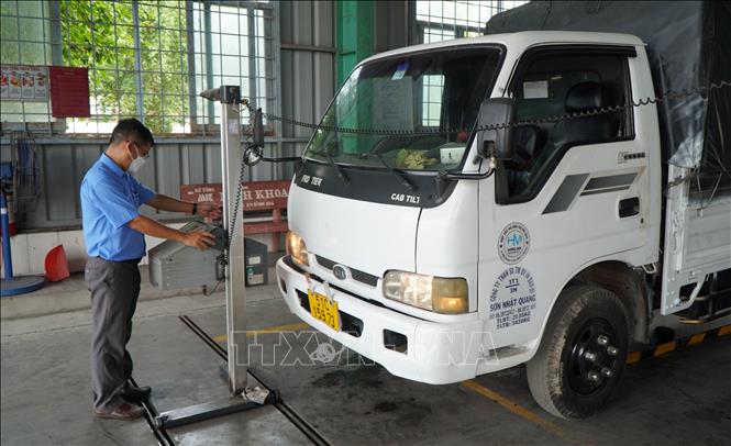 Xe ô tô tải thực hiện quy trình kiểm định tại Trung tâm Đăng kiểm phương tiện cơ giới thủy, bộ Đồng Tháp. Ảnh: Nhựt An/TTXVN