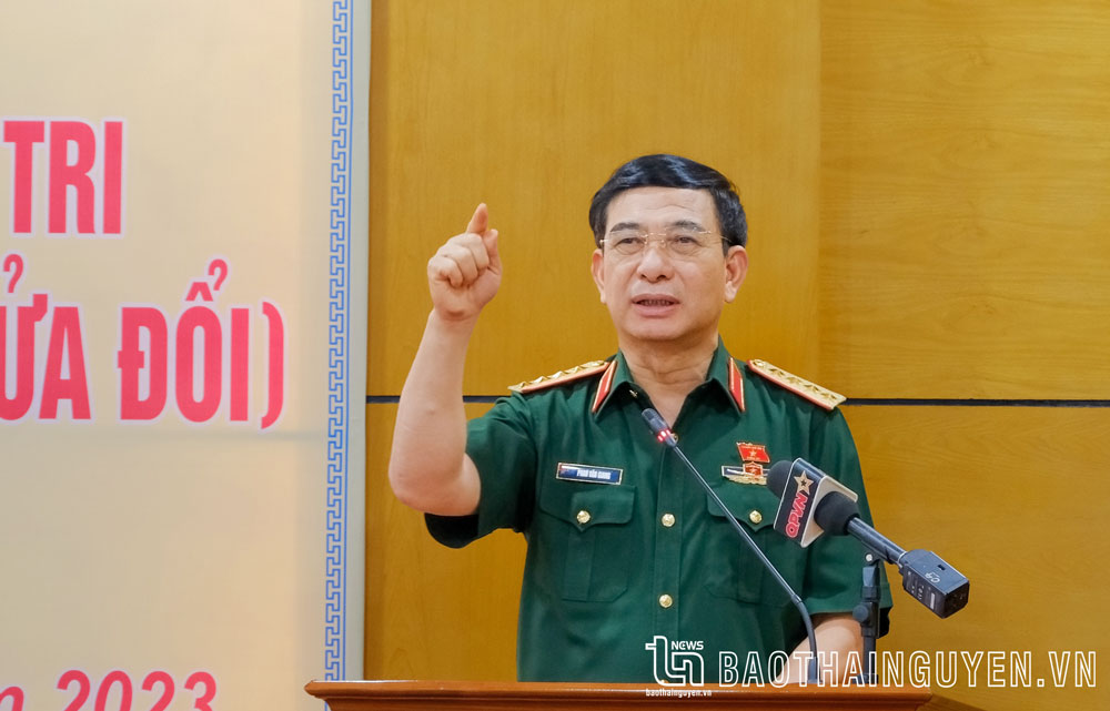 Đại tướng Phan Văn Giang, Ủy viên Bộ Chính trị, Bộ trưởng Bộ Quốc phòng, đại biểu Quốc hội khóa XV, phát biểu tại Hội nghị tiếp xúc cử tri.