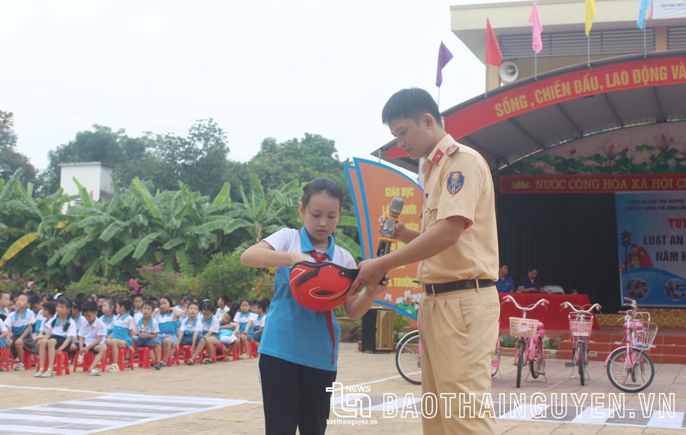 Một buổi sinh hoạt ngoại khóa tuyên truyền Luật Giao thông tại Trường Tiểu học Mỏ Chè.