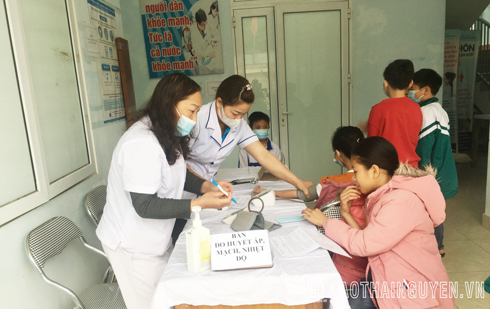 Cán bộ Trạm Y tế xã Thần Sa (Võ Nhai) khám sàng lọc trước tiêm vắc-xin phòng COVID-19 cho trẻ từ 5 đến dưới 12 tuổi vào tháng 2 vừa qua.
