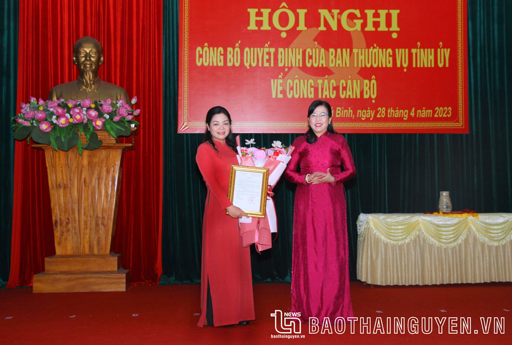 Đồng chí Bí thư Tỉnh ủy Nguyễn Thanh Hải trao quyết định của Ban Thường vụ Tỉnh ủy và tặng hoa chúc mừng đồng chí Nguyễn Thị Loan, Bí thư Huyện ủy Phú Bình.